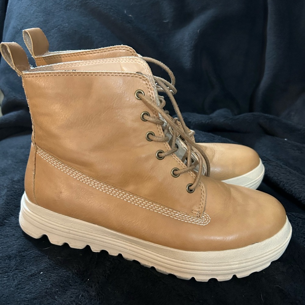 Dolce by Mojo Moxy Tan Lace-Up Ankle Boots – Women’s Size 8